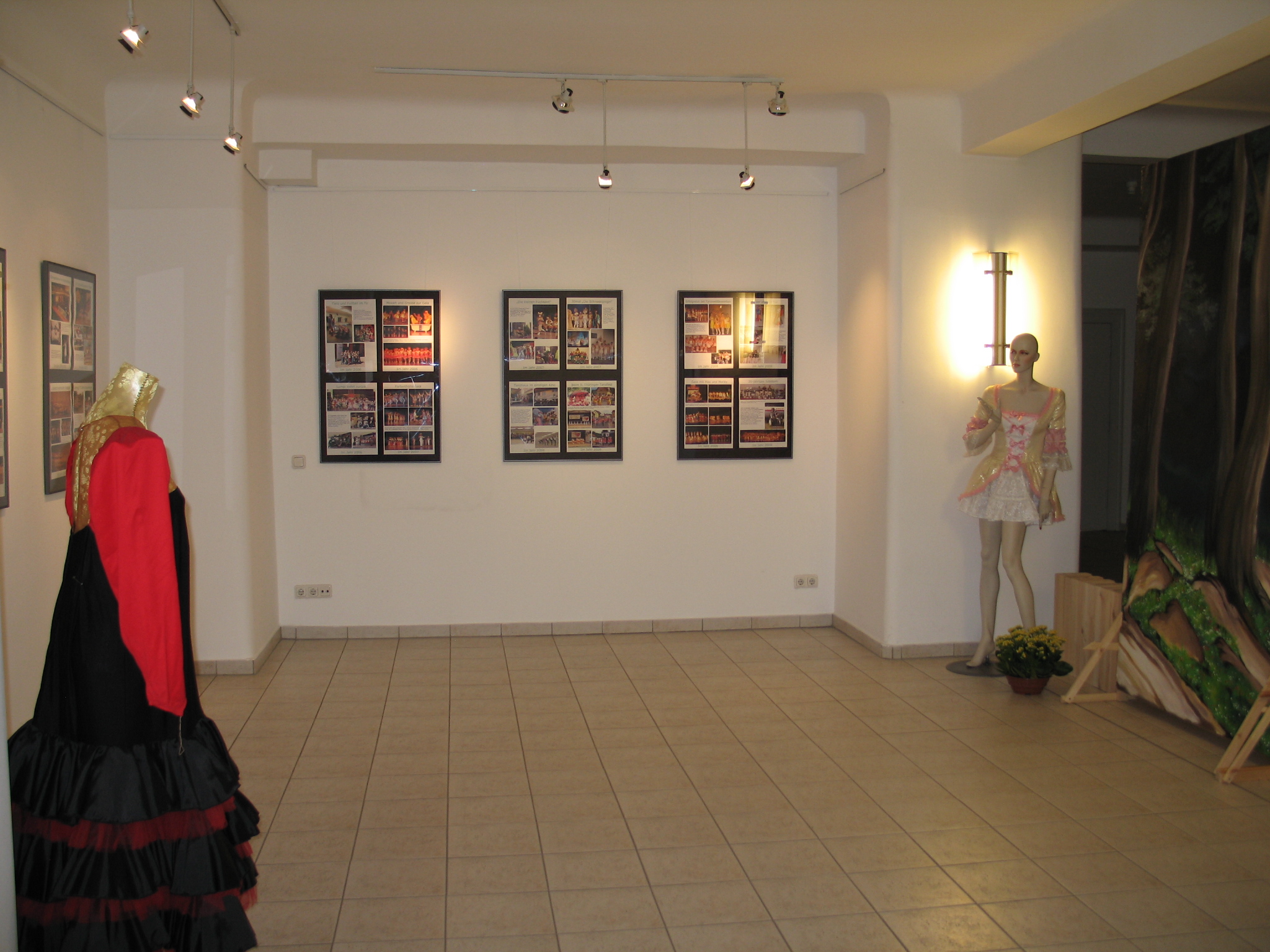 1. Brandenburger Tanzfest in Neuenhagen: 22.04.07.RathausfestAusstellung