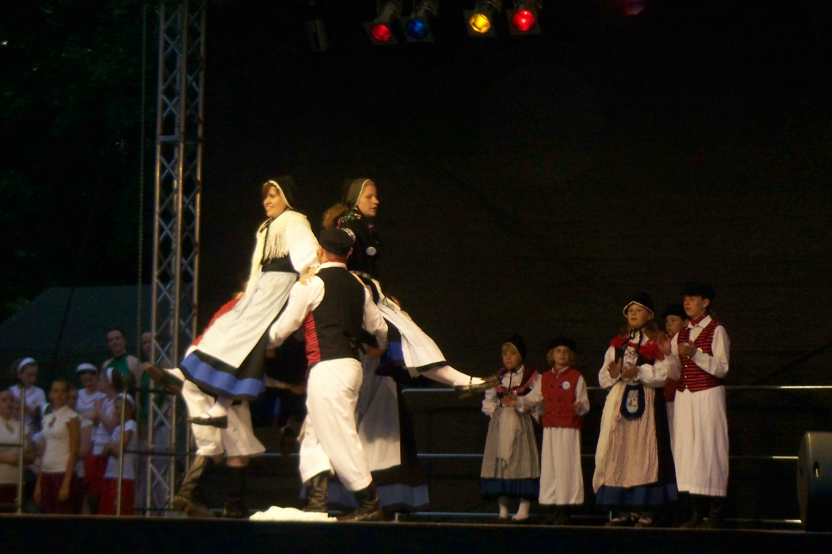 1. Brandenburger Tanzfest in Neuenhagen: 23.04.07.RathausbuehneSchueddel_de_Buex