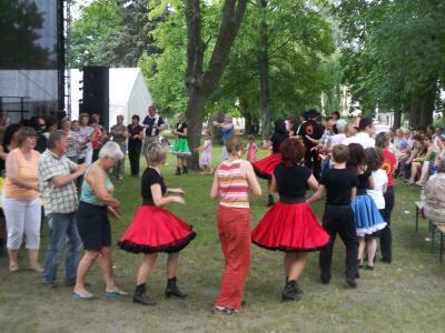 1. Brandenburger Tanzfest in Neuenhagen: Mitmachtnze am Rathaus